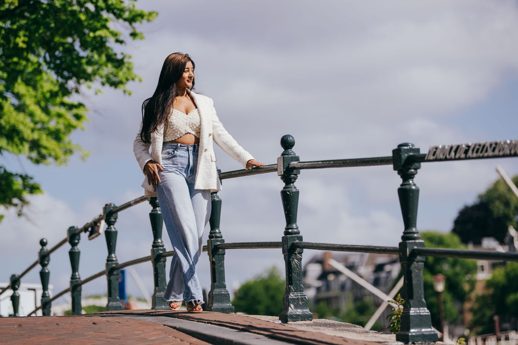 Zijaanzicht van de Camélia de Luxe Top met elegante pasvorm