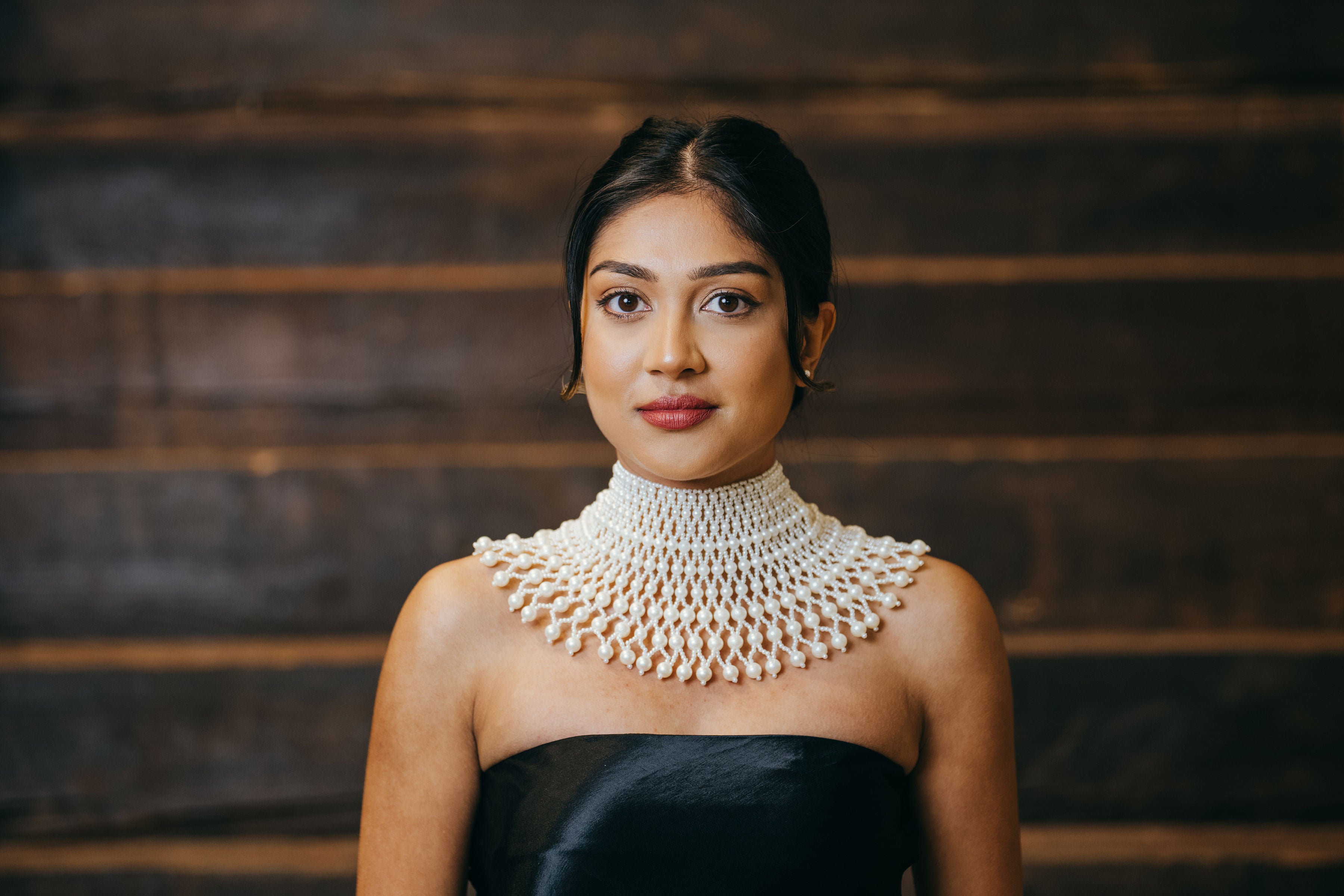 Pearly Elegance Necklace van Shivaya – luxe statement parel choker
