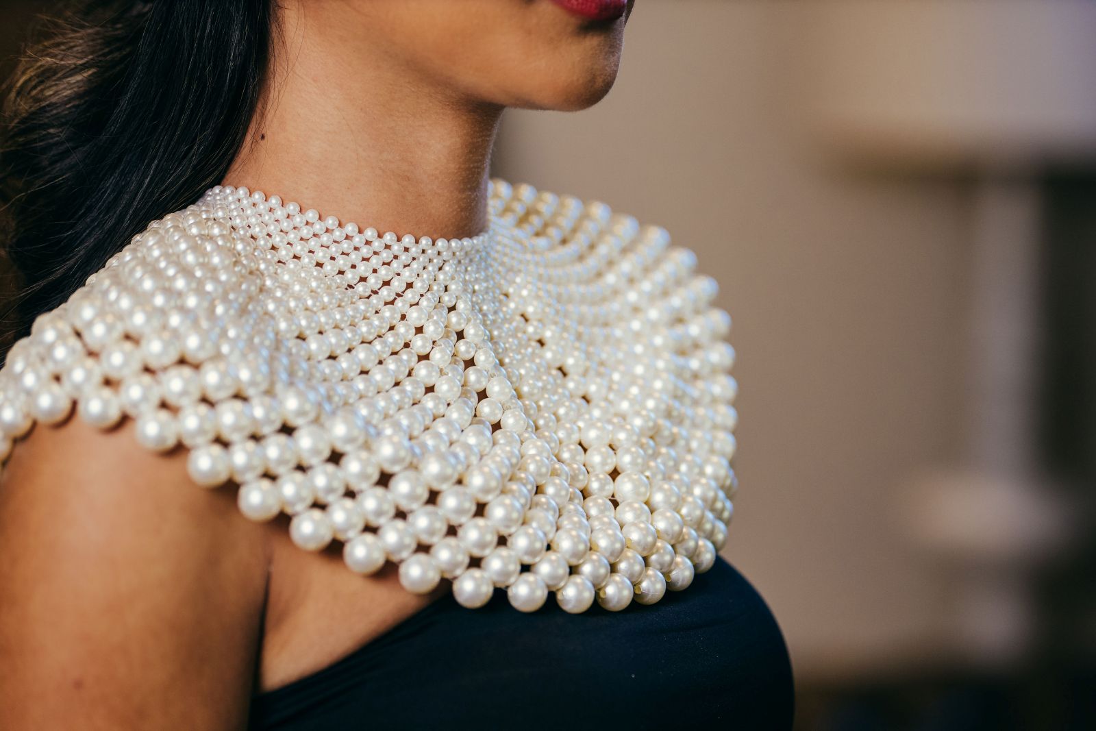 Close-up van de couture parelcollar van Shivaya